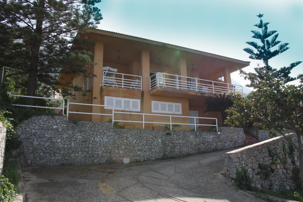 Lomarchi Holiday Home Carini Exteriör bild